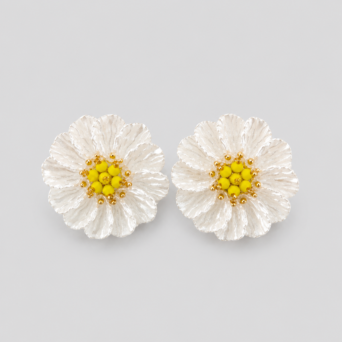 Aretes flor de sol nacar