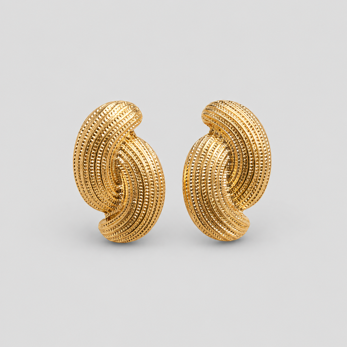 Aretes entrelazados dorados