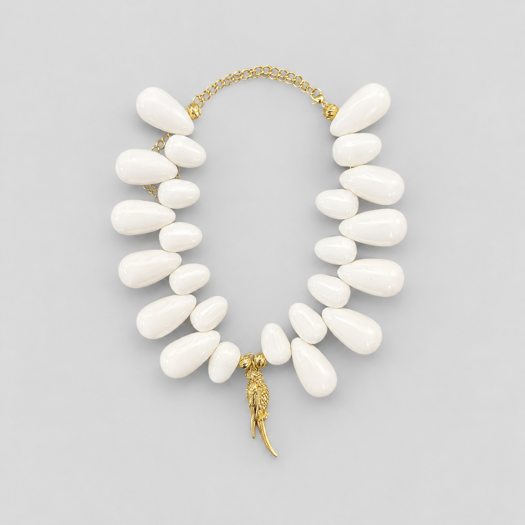 Collar vuelo ave blanco