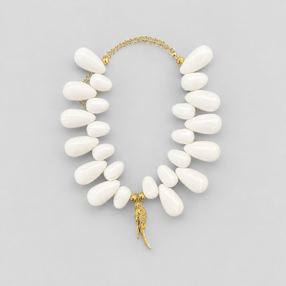 Collar vuelo ave blanco
